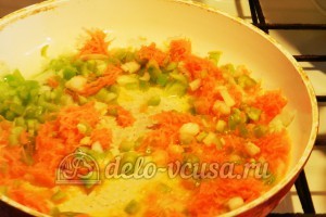 Суп с сырными шариками: Припустить овощи